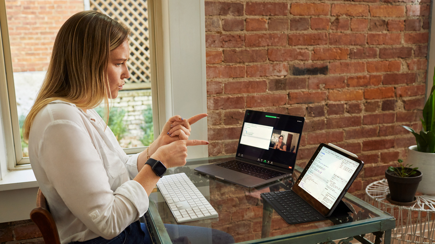 SaraBeth Sullivan utilise la langue des signes américaine sur son iPad Pro et son MacBook Pro.