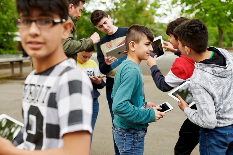 Des élèves dehors avec leur iPad.