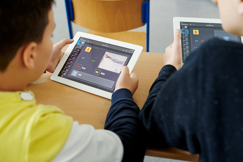 Deux élèves travaillant avec iPad.