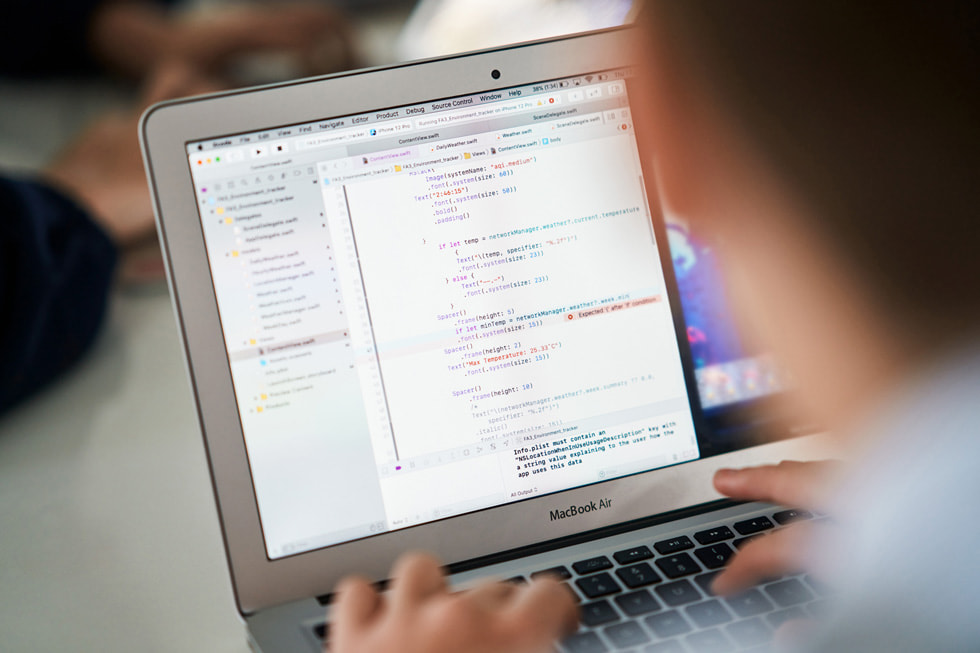 Élève passant du code en revue sur MacBook Air.