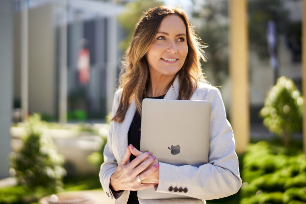 Jackie French du TAFE Queensland avec un MacBook Air.