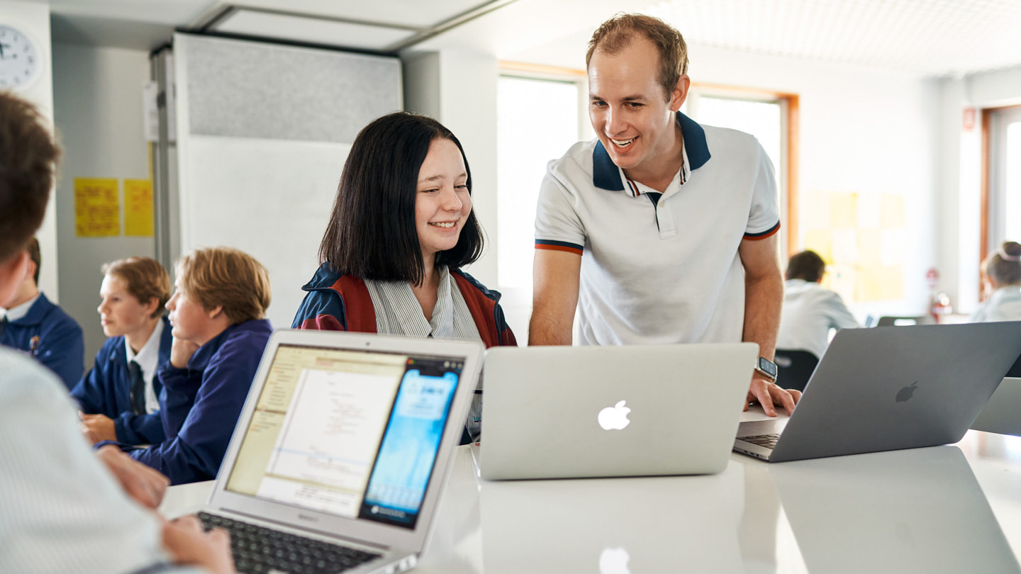 Oliver Baumeister enseigne Swift sur MacBook Pro et MacBook Air au St Augustine’s College.