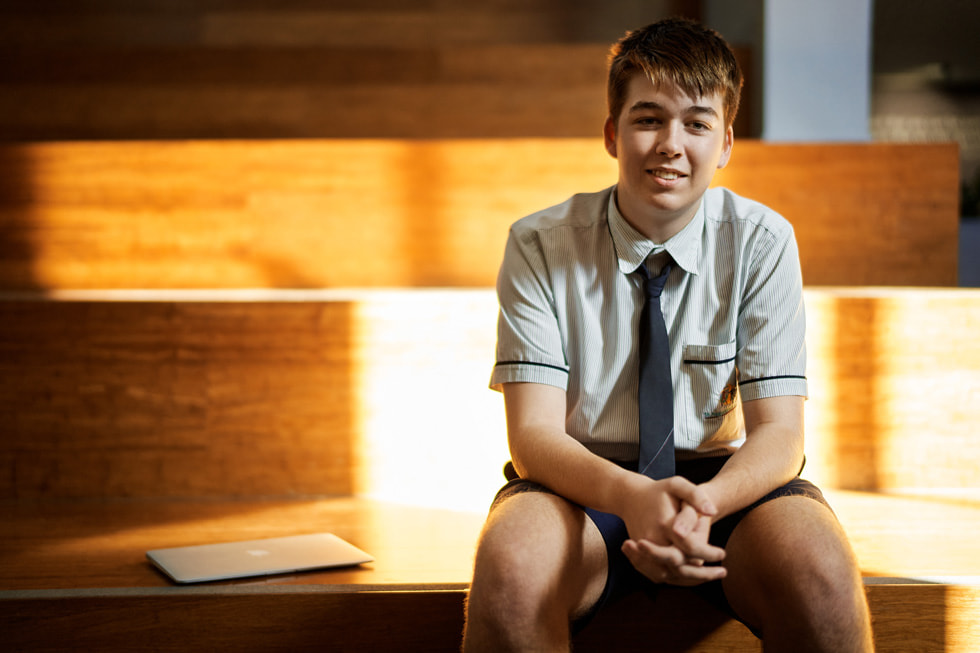 Lincoln Hetherington, élève au St Augustine’s College, assis à côté de son MacBook Air.