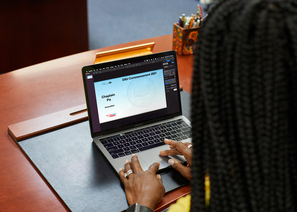Zdjęcie dr Francine Edwards przygotowującej na MacBooku Pro ceremonię rozdania dyplomów Delaware State University w 2021 roku.