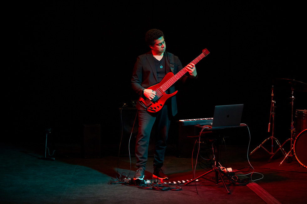 Apple Entrepreneur Camp-deltager og jazzmusiker Matt Garrison spiller på en guitar.