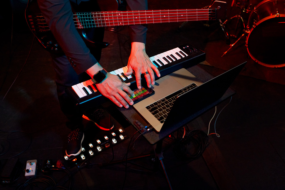 Nærbillede af Matt Garrison, der spiller på et keyboard.