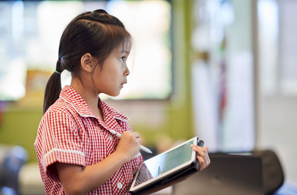 Bella Nguyen utilise l’Apple Pencil et iPad en classe.