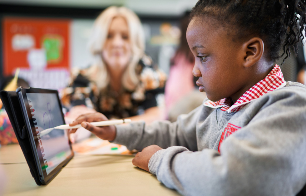 Nasarah Wahab utilise l’Apple Pencil et iPad en classe.
