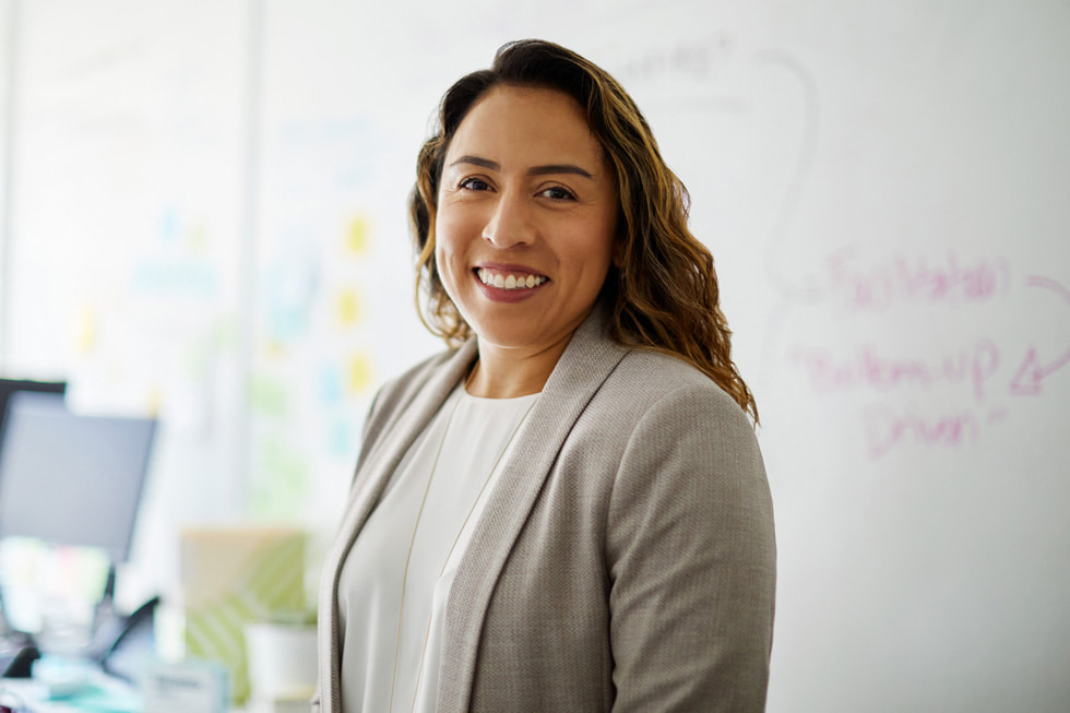 Portræt af Alejandra Alvarez, leder af innovationscenteret på Regional One Health.