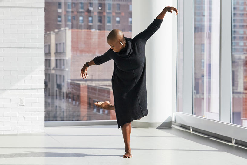 Hope Boykin porte ses AirPods en dansant à la Ailey School.