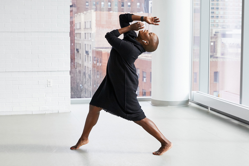 Hope Boykin porte ses AirPods en dansant à la Ailey School.