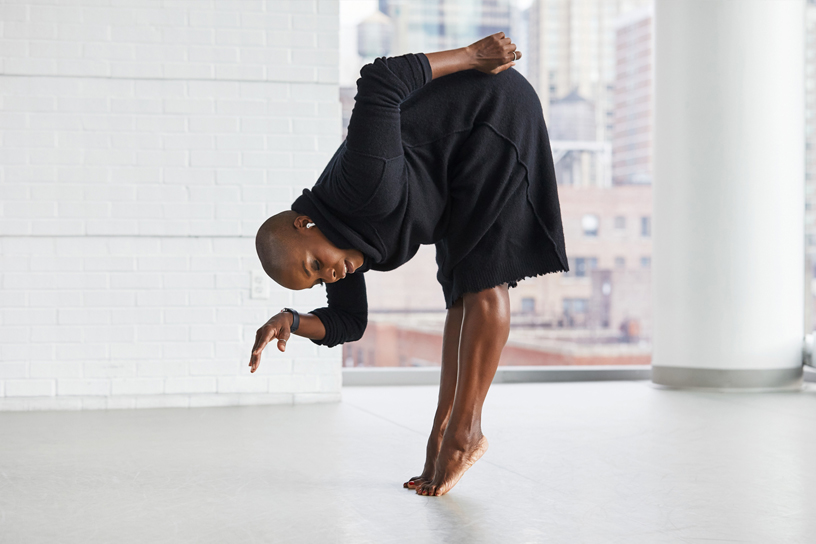 Hope Boykin porte ses AirPods en dansant à la Ailey School.