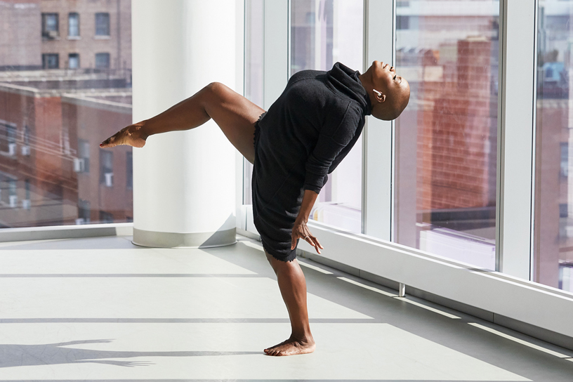 Hope Boykin porte ses AirPods en dansant à la Ailey School.