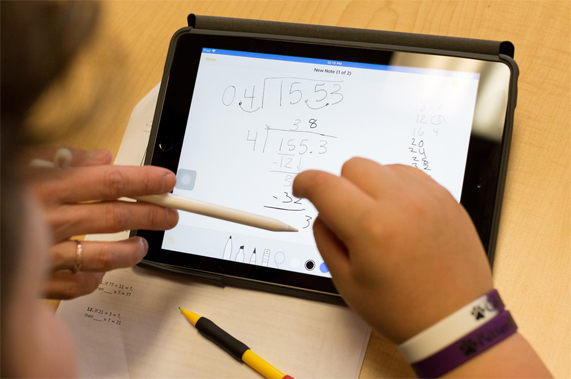 L’Apple Pencil est utilisé pour effectuer une division longue sur un iPad.