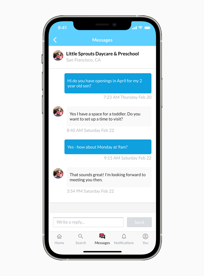 Fil de messages échangés avec un fournisseur de services de garde de San Francisco dans l’app Winnie sur iPhone.