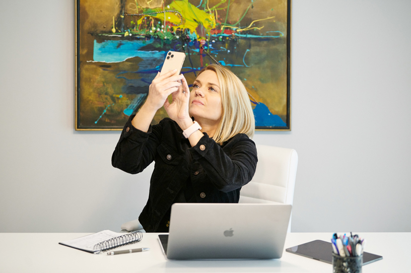 Sarah Hill dans son bureau en train d’utiliser l’app Healium AR sur iPhone 11 Pro.