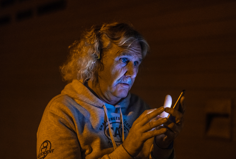 Scott Leason consulte son iPhone XR avant sa séance de la journée.