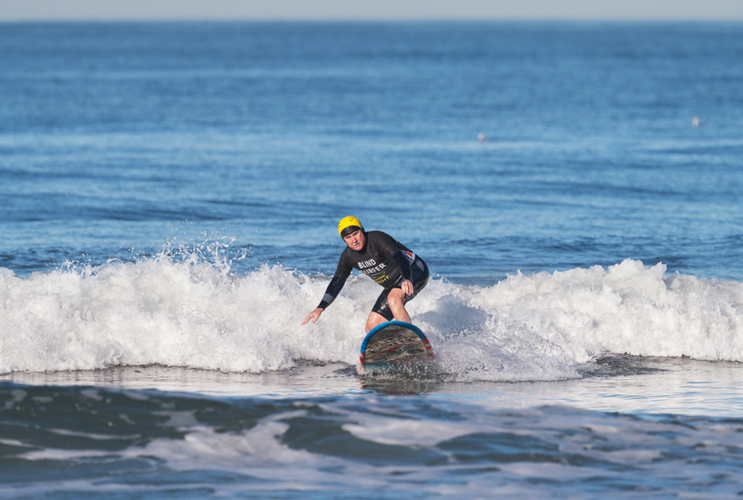 Scott Leason qui fait du surf.