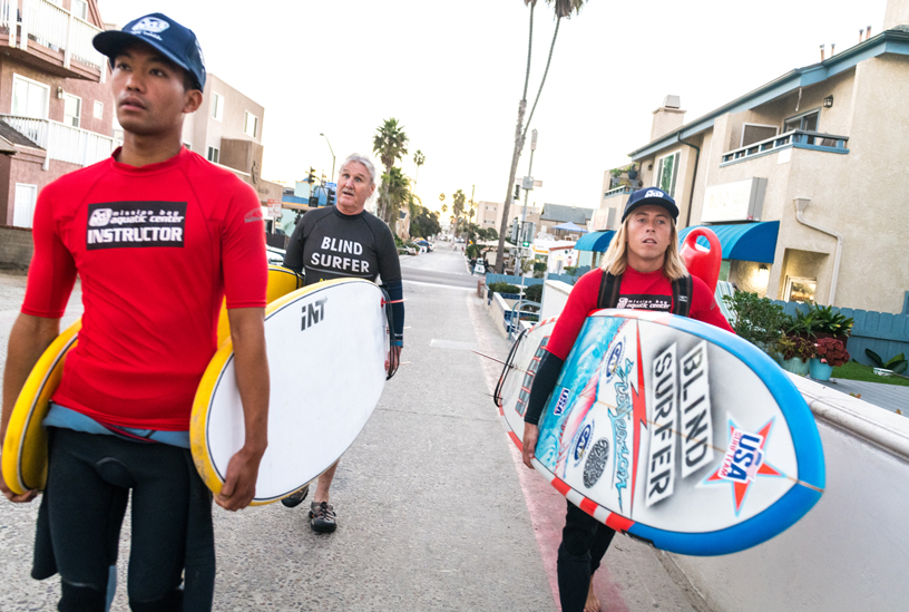 Scott Leason et ses entraîneurs Gary Lau (à gauche) et DJ Tompkins, en route vers Mission Beach.