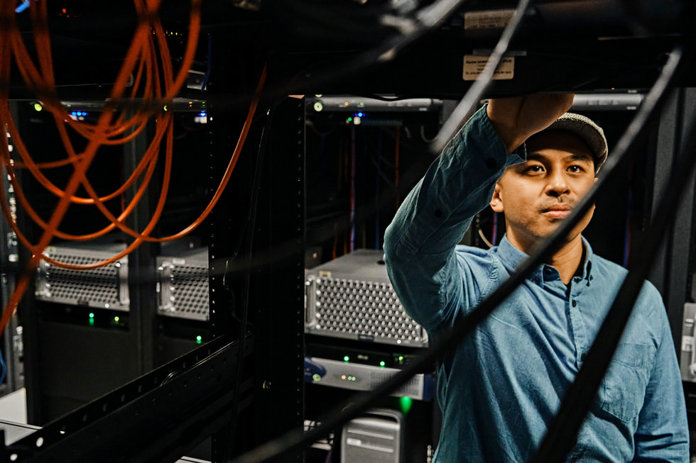 Ryan Frias viser Mac Pro-rackoppsett hos Skywalker Sound.