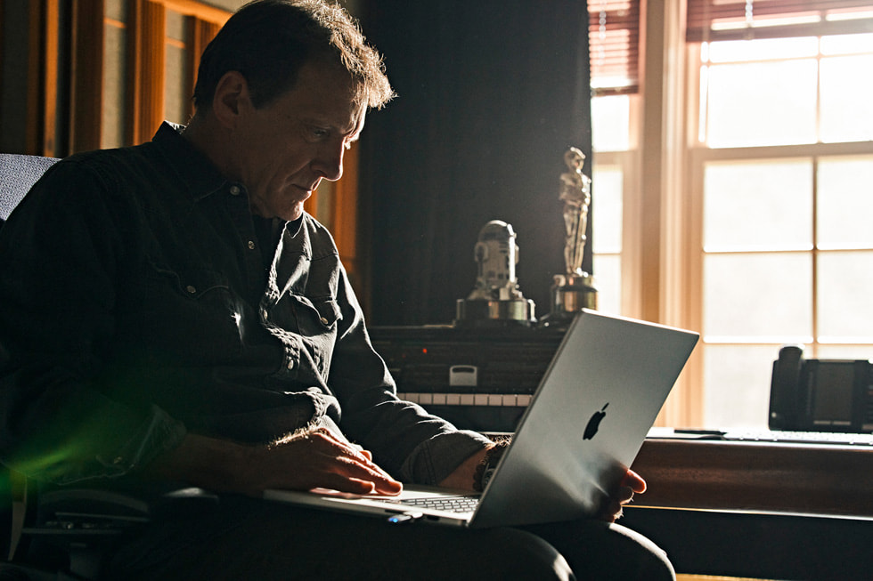 Tom Meyers bruker en MacBook hos Skywalker Sound.