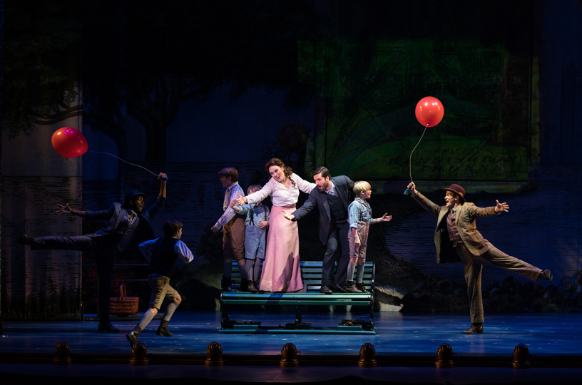 Les acteurs de Finding Neverland sur scène. 