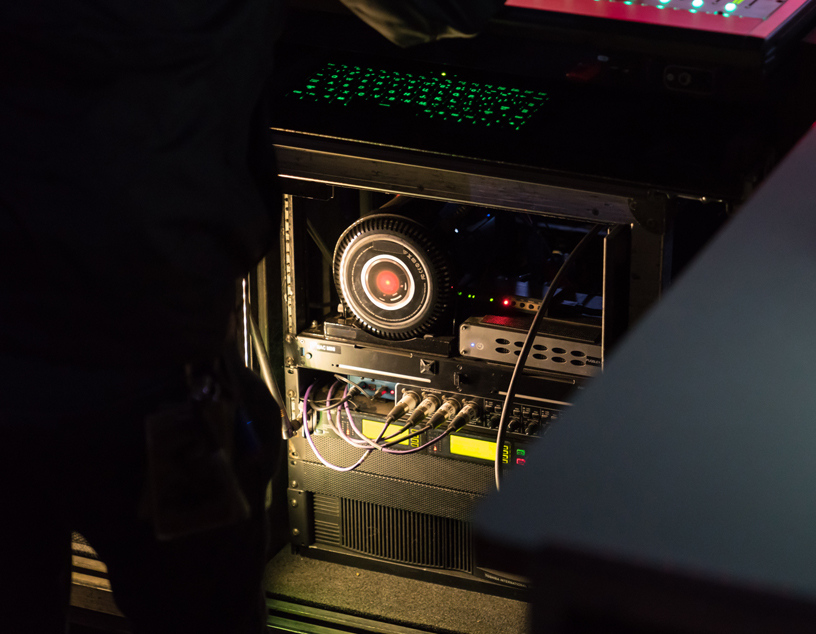 Mac mini en coulisses, connecté à une console de mixage.