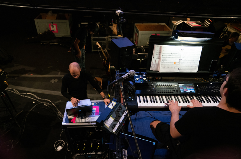 De Trizio sur son MacBook Pro et le chef d’orchestre en train de tester les instruments.