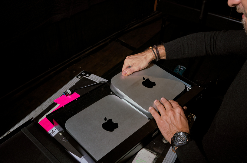 Deux Mac mini en coulisses. 
