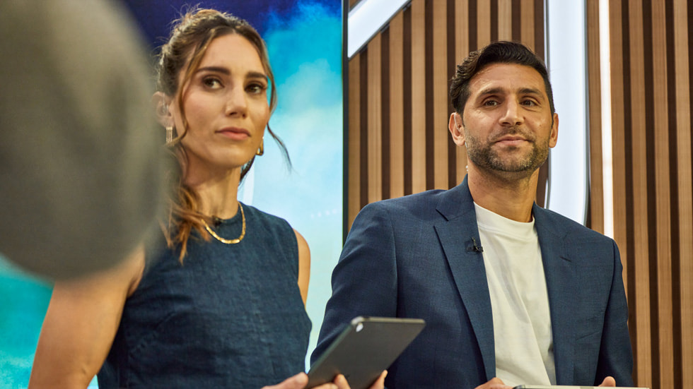 De spansktalende kommentatorer Melissa Ortiz (til venstre) og Diego Valeri.