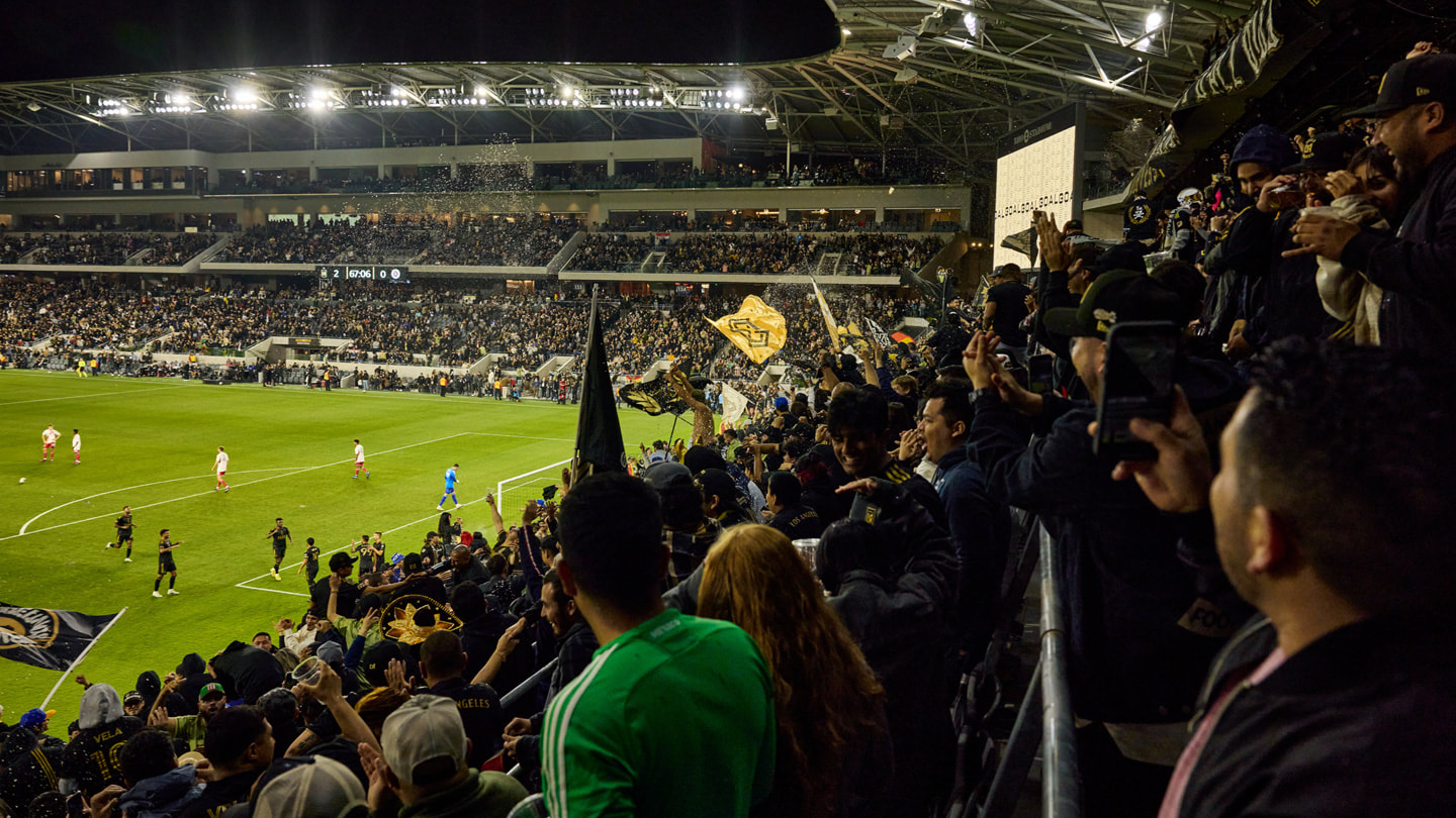 Fans af LAFC og New England Revolution hepper på deres klubber på BMO Stadium i Los Angeles. 
