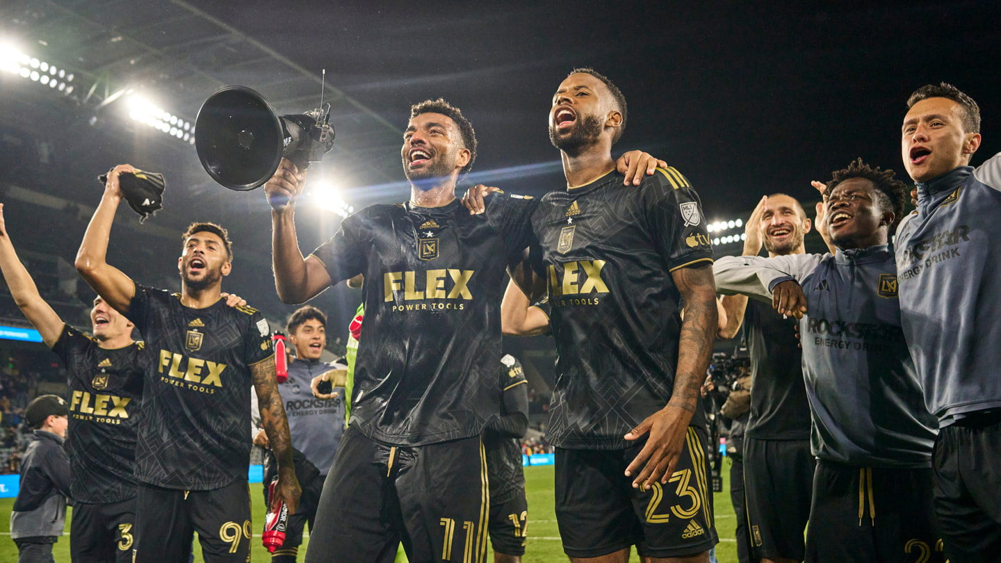 LAFC-spillere fejrer sejren mod New England Revolution på BMO Stadium.