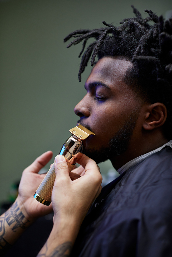 Un jeune homme se fait couper les cheveux.