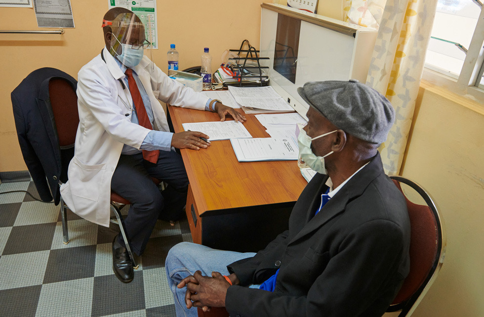 Hospitalslæge Samson Tembo interviewer patienten Wilson Kalunga i Zambia.