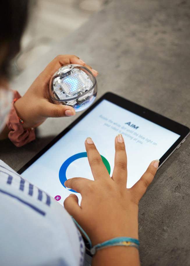 Un élève qui apprend à programmer sur un iPad. 