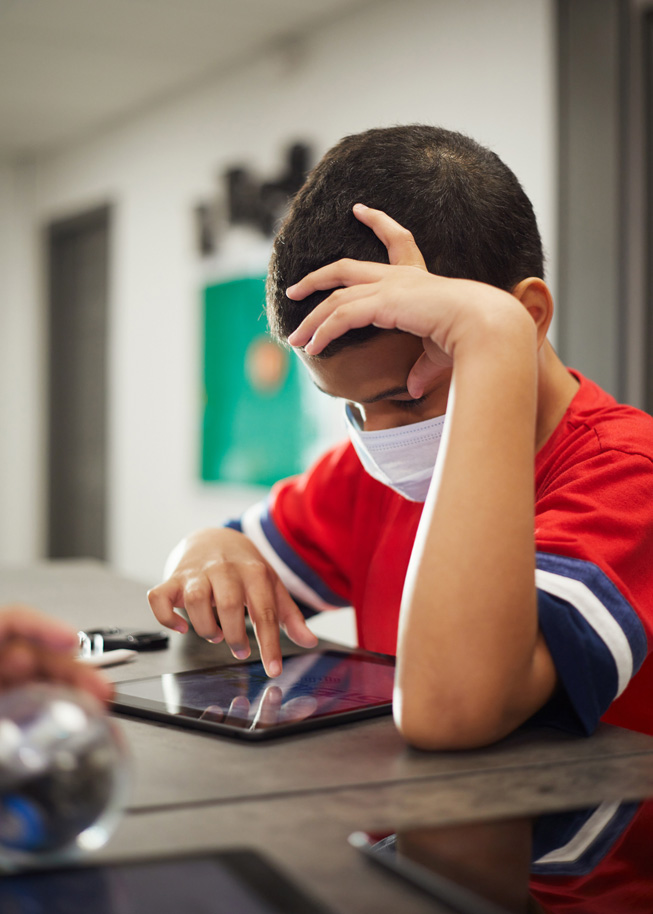 Un élève qui apprend sur un iPad. 