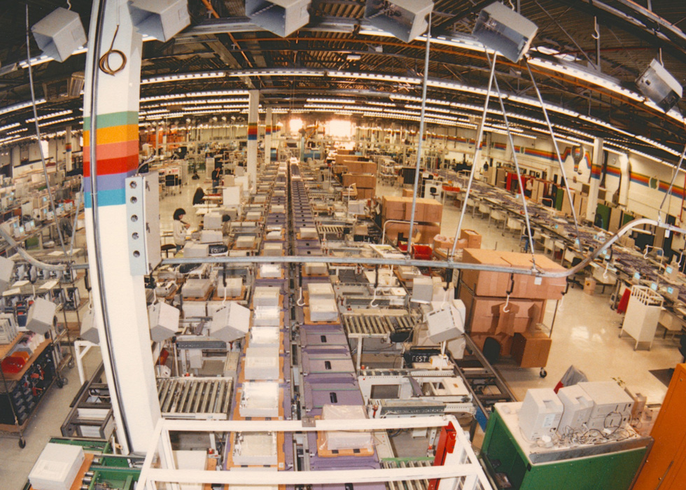 Une employée du campus Apple de Cork, en Irlande, monte un ordinateur Macintosh en 1985.
