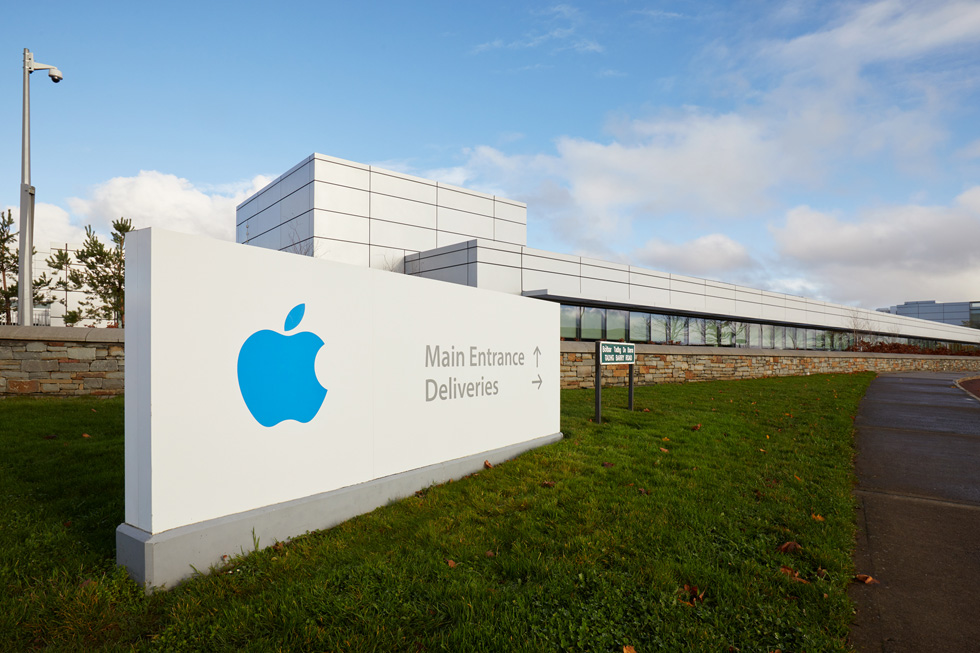 Photo récente du campus Apple de Cork, en Irlande, prise en bordure de route.