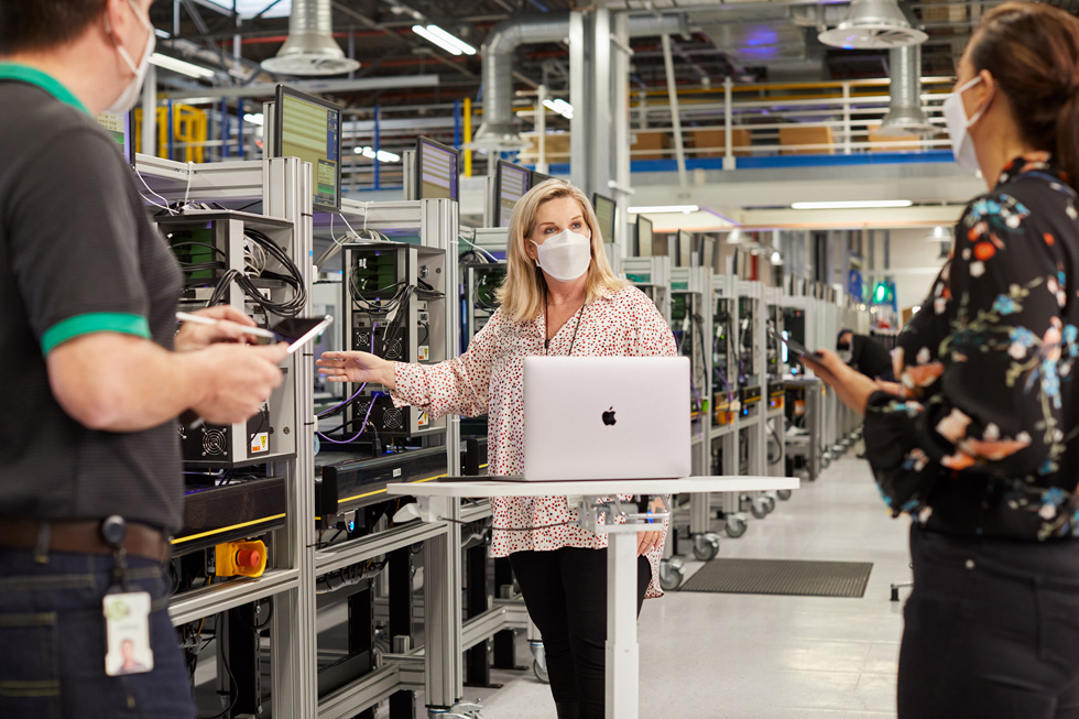 Grainne Kenny dirige des stagiaires en gestion sur le campus Apple de Cork, en Irlande.