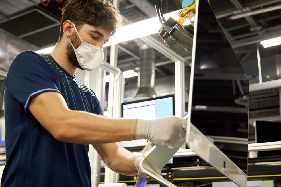 Un employé d’Apple travaillant dans la chaîne de fabrication d’ordinateurs Mac du campus de Cork, en Irlande.