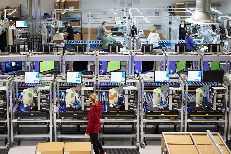 Des employés d’Apple travaillant dans la chaîne de production d’ordinateurs Mac du campus de Cork, en Irlande.
