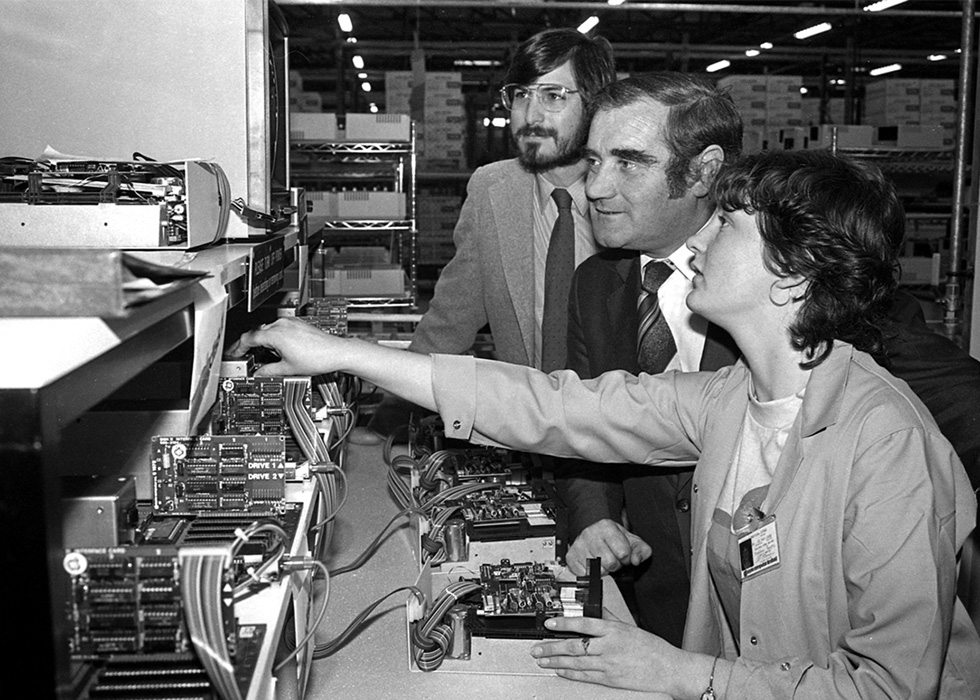 Steve Jobs et d’autres personnes visitent le campus Apple de Cork, en Irlande, dans les années 1980.