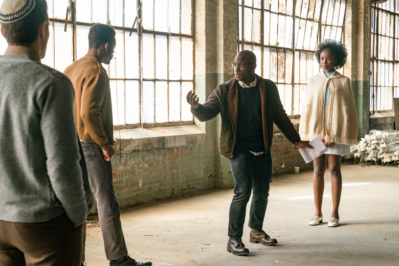 Barry Jenkins sur le plateau de tournage avec Dave Franco, Stephan James et KiKi Layne. 
