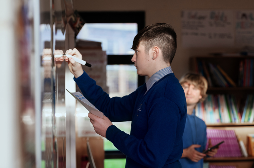 À l’école Terence MacSwiney, un élève écrit au tableau. 