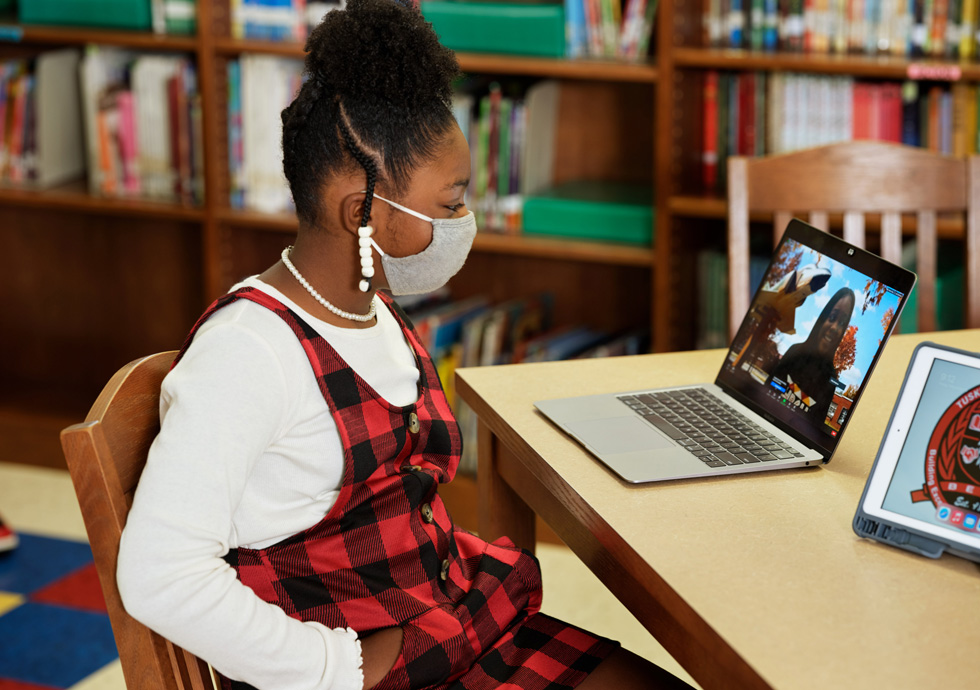 Katilynn Calhoun se sert de MacBook Air pour interviewer Reveign Lee.