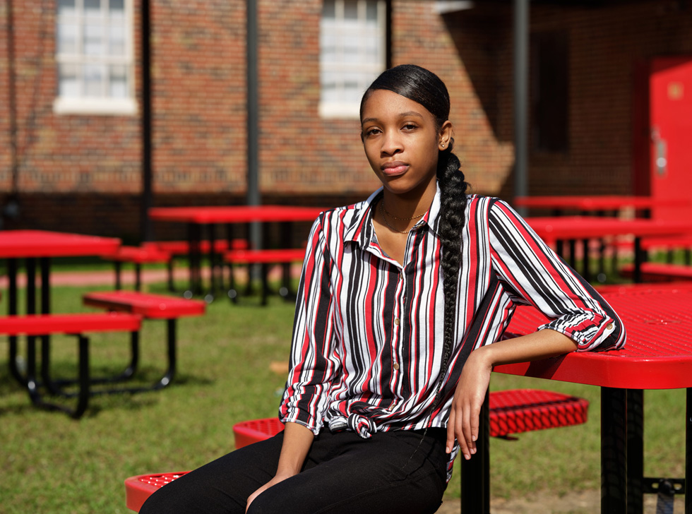Jazaria Black, photographiée à l’extérieur.