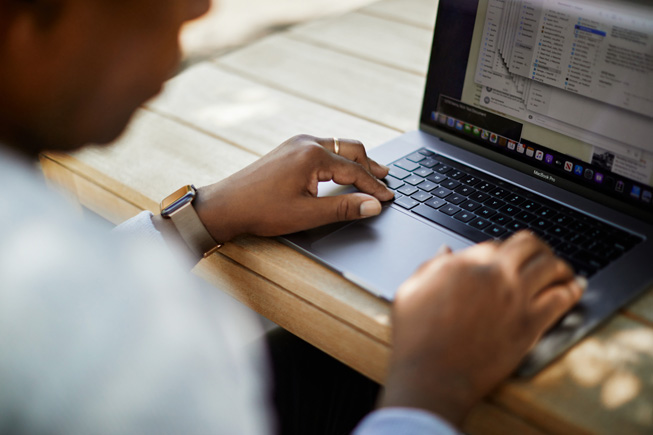 Dean Hudson au travail sur son MacBook Pro.