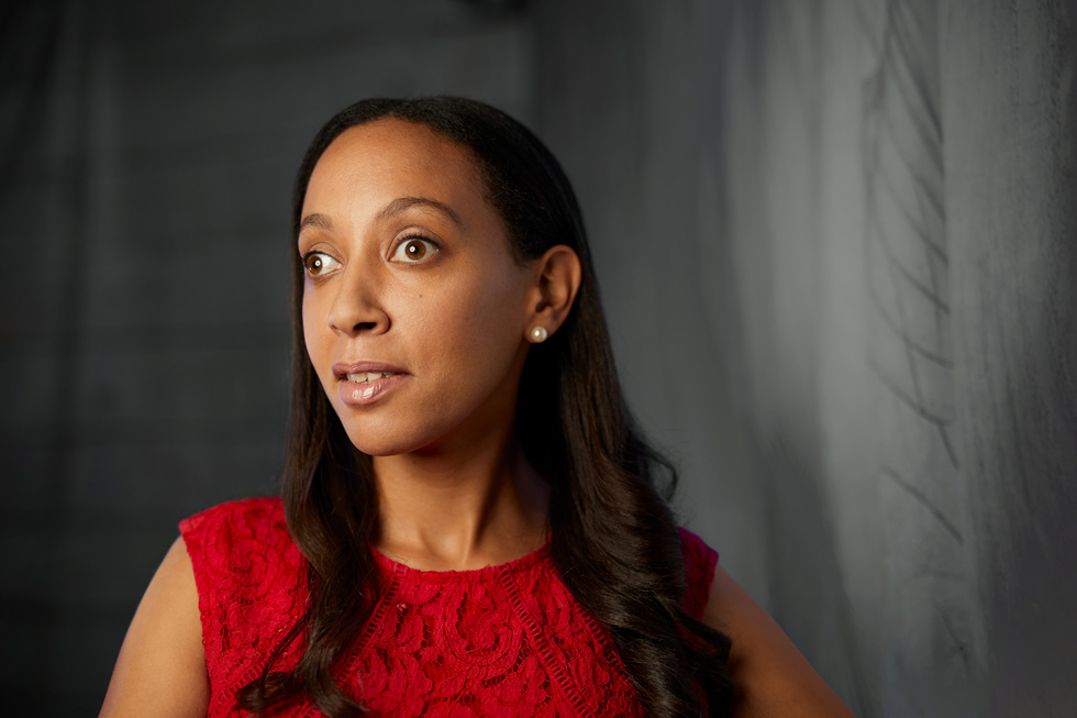 Haben Girma vêtue d’un chemisier en dentelle rouge.