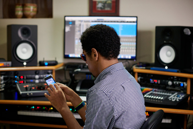 Matthew Whitaker utilise VoiceOver sur son iPhone. 