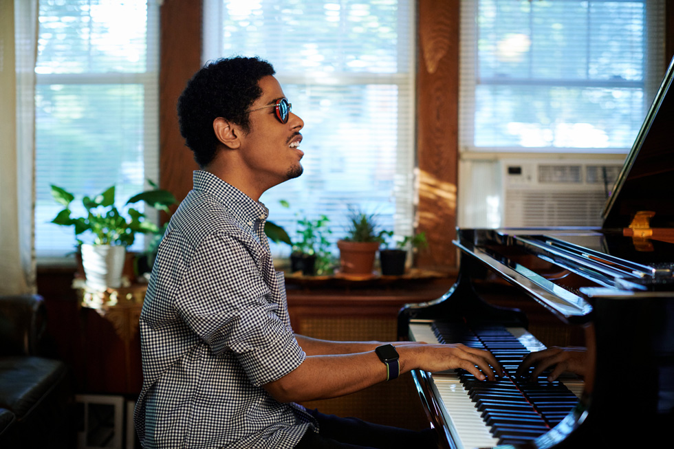 Matthew Whitaker jouant du piano à la maison.